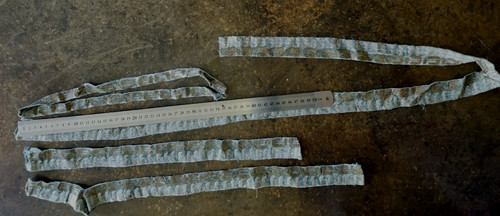 Ancien galon sur velours bleu